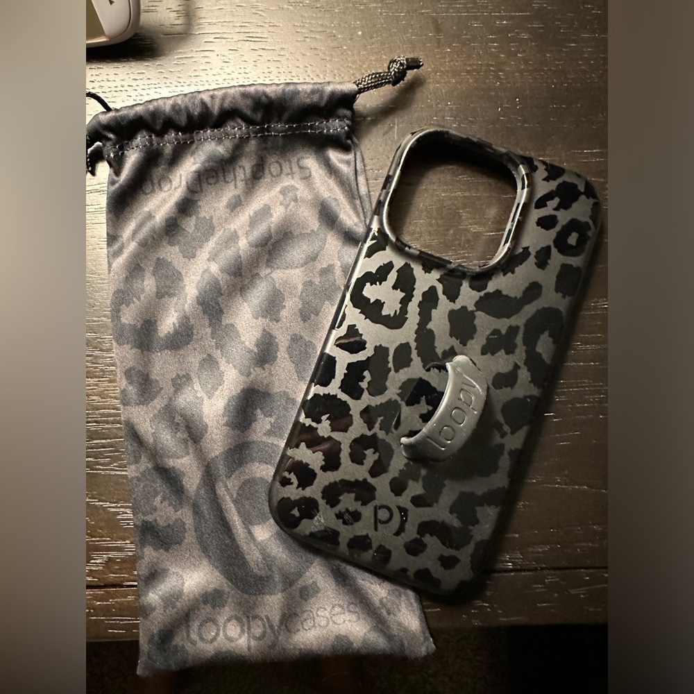 Loopy iPhone 14 Pro black cheetah print